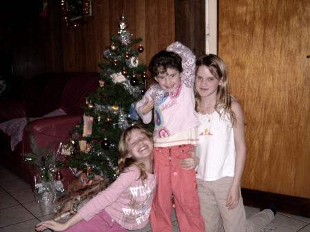 Mes belles jumelles et leur petit soeur.